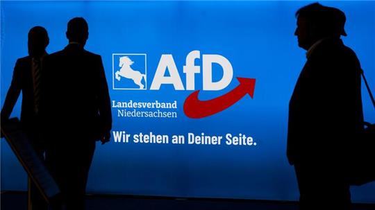 Delegierte und Besucher kommen zum Landesparteitag der AfD Niedersachsen in der Congress Union Celle.