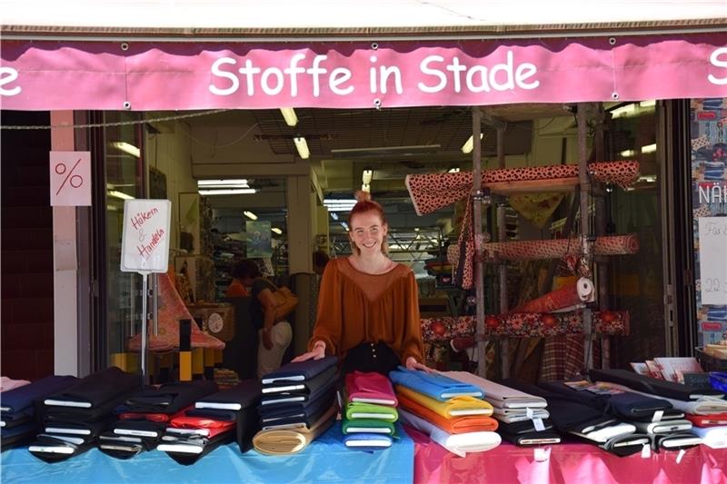 Delenn Hoogland freut sich über viele Kunden beim Hökern und Handeln bei Stoffe in Stade. Foto Albus
