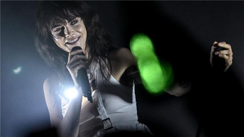 Vom Laufsteg auf die Bühne: Cara Delevingne auf Tournee Delevingne macht schon seit ihrer Kindheit Musik - mit neun Jahren lernte sie das Schlagzeugspielen.