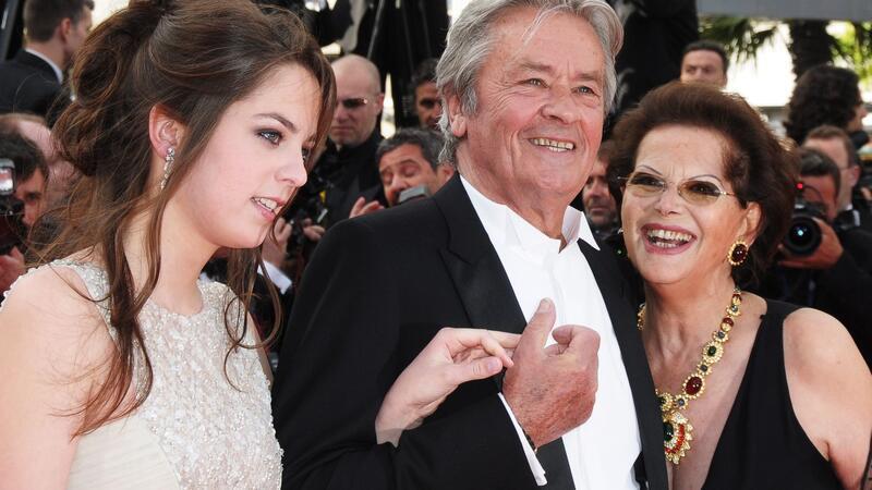 Delon galt als Frauenheld, hier ist er bei einer Veranstaltung an der Seite seiner Tochter Anouchka und der Schauspielerin Claudia Cardinale zu sehen. (Foto - Archiv)