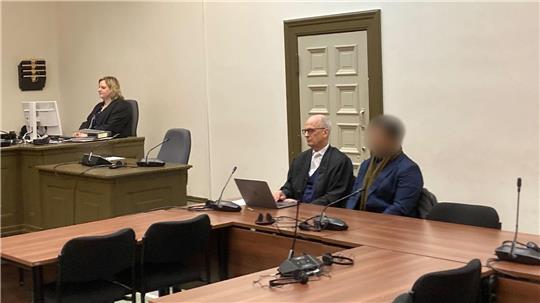 Dem 39-jährigen Angeklagten (r) wird Vergewaltigung in sechs Fällen vorgeworfen.