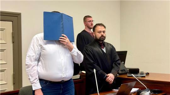 Dem Angeklagten wird versuchter Mord und gefährliche Körperverletzung vorgeworfen. (Archivfoto)