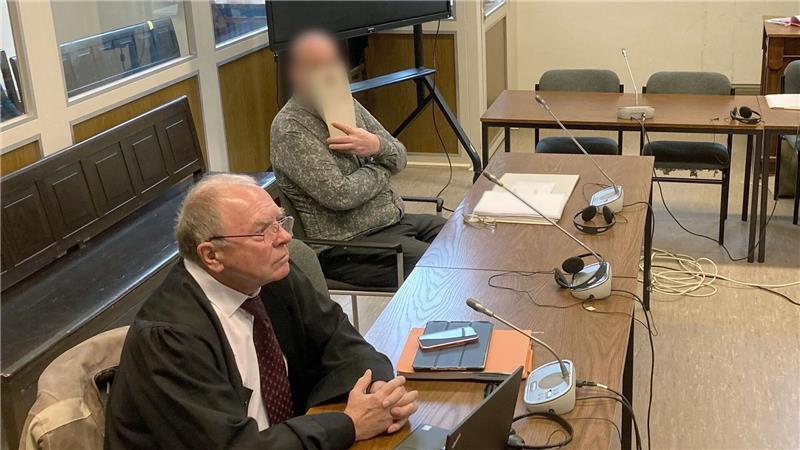 Dem Angeklagten wird vorgeworfen, Anfang 1983 einen Prostituierten heimtückisch ermordet zu haben. 