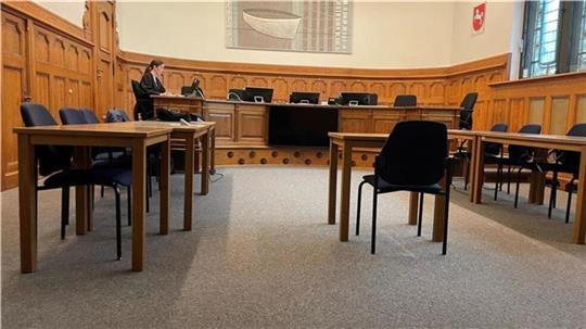 Dem Angeklagten wird vorgeworfen, am 17. März um kurz nach Mitternacht eine 16-Jährige gegen ihren Willen sexuell berührt und zum Geschlechtsverkehr gezwungen zu haben.