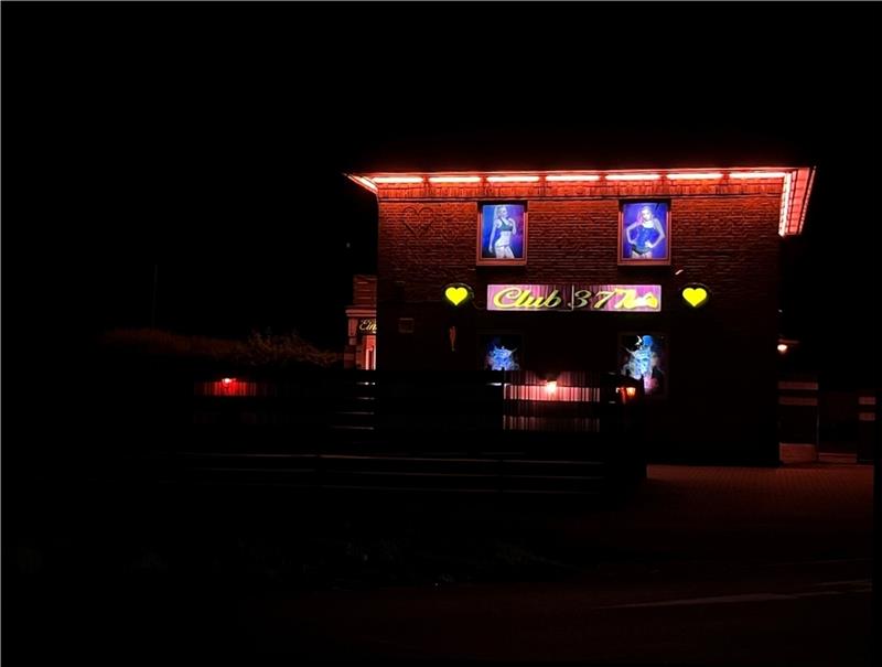 Wie das Geschäft mit dem Sex im Landkreis Stade läuft Dem Ausdruck „Rotlicht-Milieu“ trägt der Club 37 in Horneburg mit einer Lampe an der Straße Rechnung. Foto: Vasel