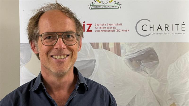 Ebola-Ausbruch nach 100 Tagen weiter nicht unter Kontrolle Dem Berliner Infektiologen Maximilian Gertler macht insbesondere die Zahl unentdeckter Fälle und das Auftreten von Ebola in entlegenen Regionen Sorgen. (Archivbild)