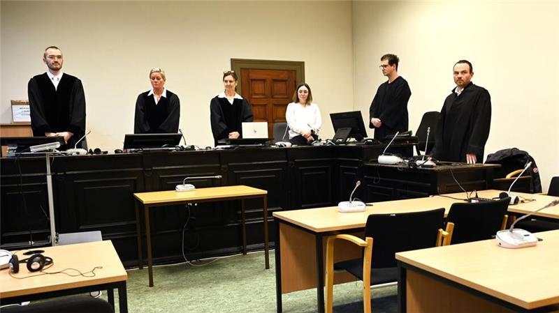 Brandsatz, Hammer, Hakenkreuz: Buchholzer droht die Einweisung Dem Beschuldigten droht nach Angriffen mit einem Hammer die dauerhafte Unterbringung in einer Psychiatrie.
