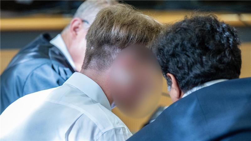 Fahrgäste mit Axt in ICE attackiert - Prozessbeginn Dem Beschuldigten werden versuchter Totschlag und gefährliche Körperverletzung vorgeworfen.