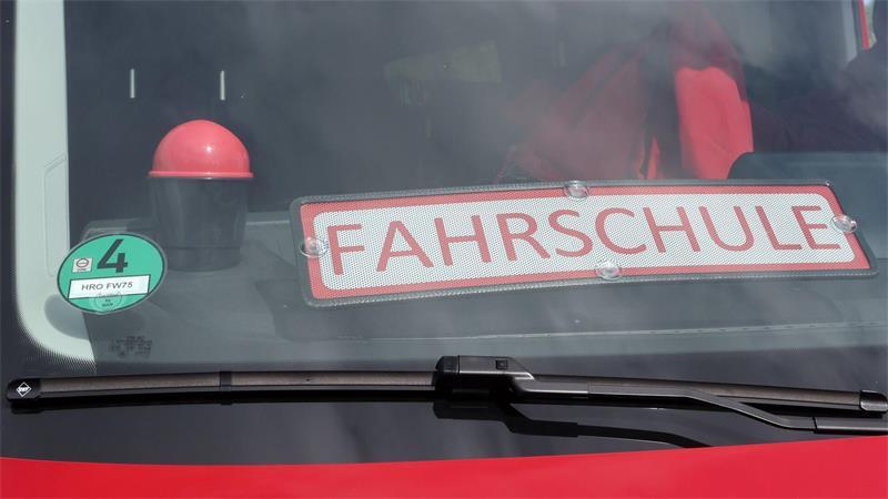 Dem Fahrlehrer werden auch Straftaten im Zusammenhang mit der Lkw-Fahrer-Weiterbildung vorgeworfen. (Symbolbild)