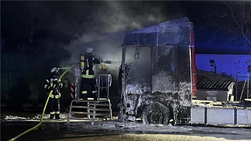 Dem Lkw-Fahrer schlugen beim Öffnen der Tür schon die Flammen entgegen. Mit Schaum wurde das Feuer bekämpft.