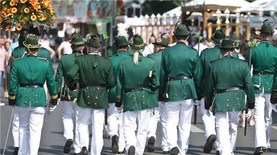 Dem Ministerium zufolge zahlt das Land die Gema-Kosten für bis zu vier Veranstaltungen pro Verein und Jahr.