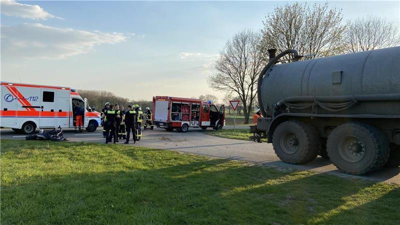 Motorrad prallt gegen Trecker: Fahrer stirbt an der Unfallstelle Dem Motorradfahrer war leider nicht mehr zu helfen. Foto: Feuerwehr Rotenburg