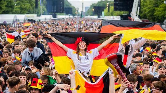 Dem Public Viewing in Deutschland steht auch bei späten WM-Spielen nichts im Wege. (Archivbild)