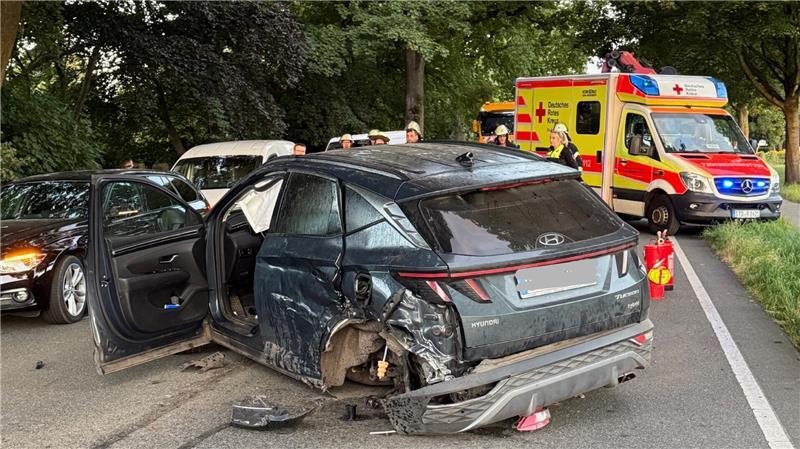 Autofahrerin schläft auf B73 ein: Schwerer Unfall im Berufsverkehr Dem SUV riss durch die Wucht einen Hinterreifen ab.