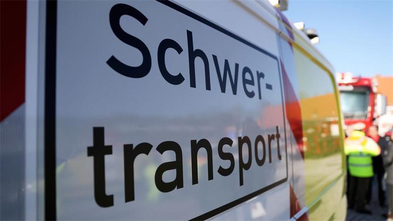 Dem Schwertransporter wurde wegen gravierender Mängel die Weiterfahrt untersagt (Symbolbild).