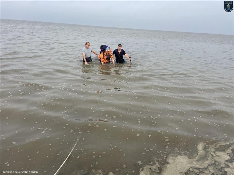 Großalarm: Völlig erschöpfter Mann versinkt im Watt – Flut kommt Dem Urlauber stand das Wasser am Montag bereits bis zum Bauch. Foto: Freiwillige Feuerwehr Norddeich