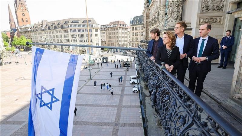 Dem Verbrennen einer israelischen Fahne bei einer propalästinensischen Demonstration will die Bürgerschaft etwas entgegensetzen. 