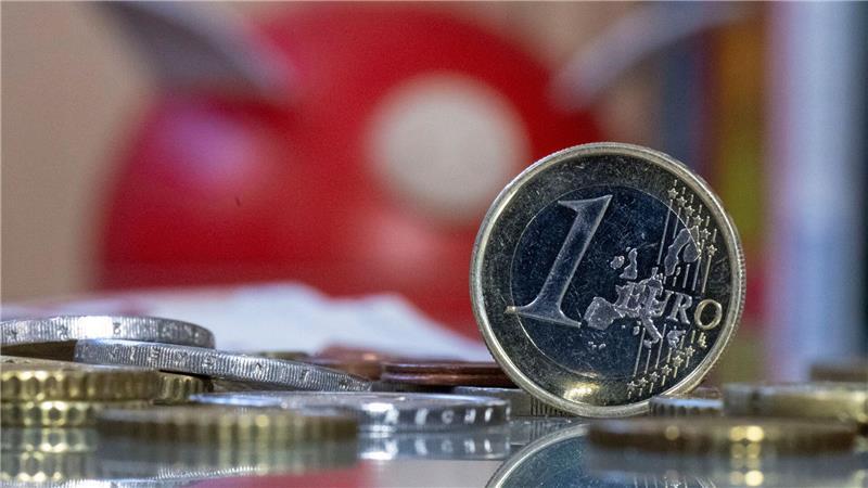 Dem Vergleichsportal Verivox zufolge bieten 43 Prozent der untersuchten Sparkassen keine oder kaum Zinsen aufs Tagesgeld. (Symbolbild)