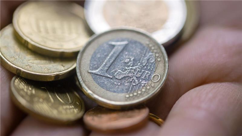 Dem Vergleichsportal Verivox zufolge bieten 43 Prozent der untersuchten Sparkassen keine oder kaum Zinsen aufs Tagesgeld. (Symbolbild)