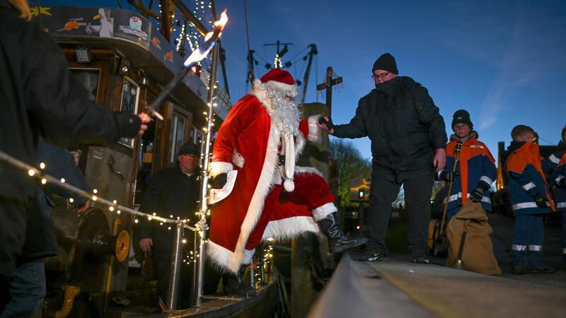 Bilder des Tages Dem Weihnachtsmann ist bekanntlich keine Anfahrt zu beschwerlich. Um den „Lüttje Greetmer Wiehnachtsmarkt“ in Niedersachsen zu besuchen, legt er traditionell mit dem Fischkutter im Hafen von Greetsiel an.