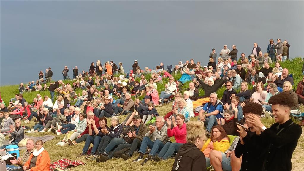 Dem dräuenden Himmel zum Totz feierten hunderte Menschen am Jorker Strand den Bo...