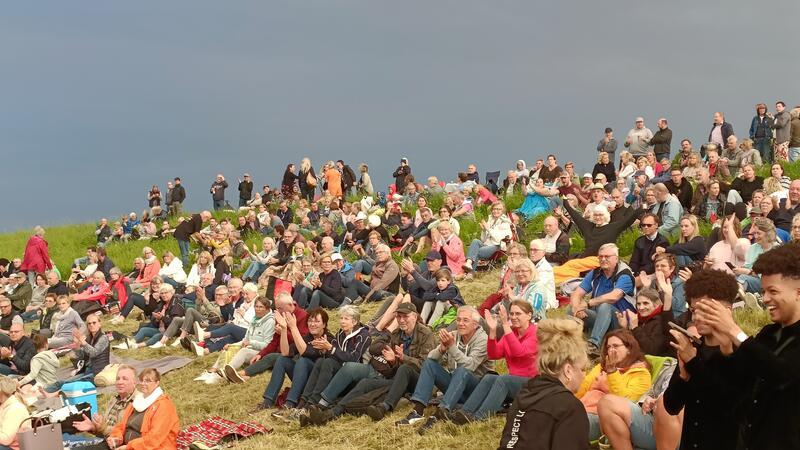 Dem dräuenden Himmel zum Trotz feierten Hunderte Menschen am Jorker Strand den Boogie.