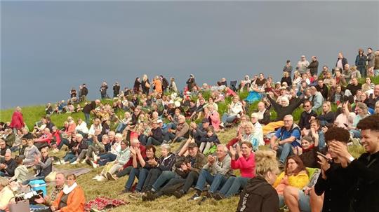 Dem dräuenden Himmel zum Trotz feierten Hunderte Menschen am Jorker Strand den Boogie.