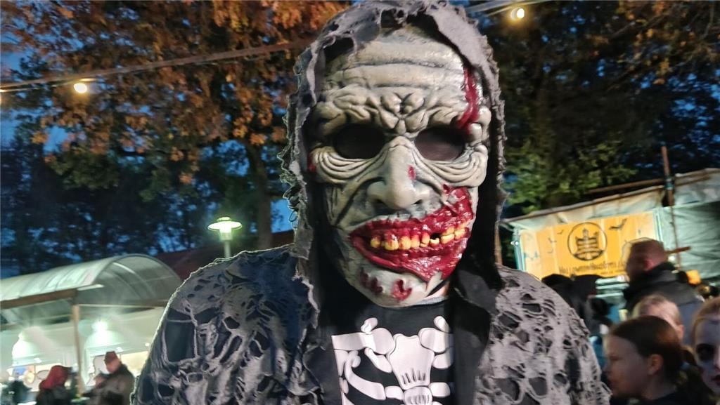 Dem jungen Mann empfehlen wir dringend einen Besuch beim Zahnarzt.