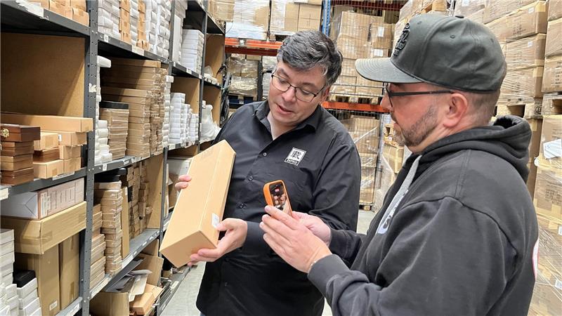 Demächst wird die Lagerfläche größer. Oleio-Marketing-Chef Jens Reinhardt (Mitte) bei der Arbeit.