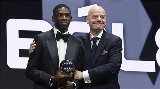 Dembélé (l.) bekam den nächsten Preis für seine starken Leistungen.