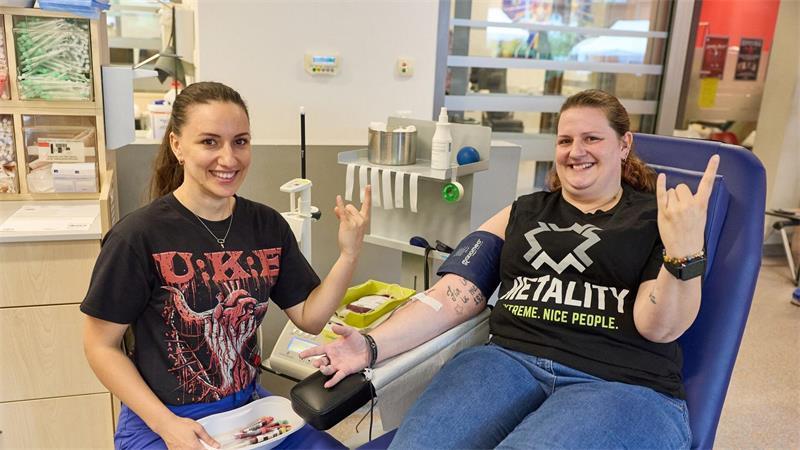 Wacken-Blutspendeaktion „Blood Donation Day“ am UKE Demgegenüber stehen aber nur rund 27.000 Blutspenden.