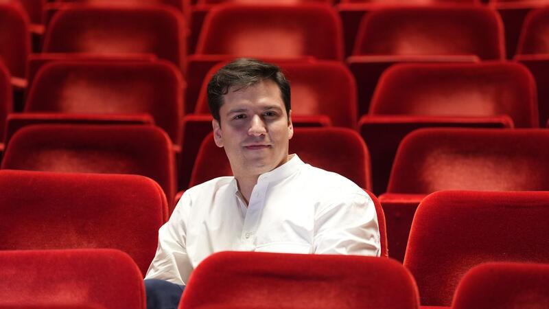 Demis Volpi, neuer Intendant des Hamburg Balletts, sitzt im Zuschauersaal der Staatsoper.
