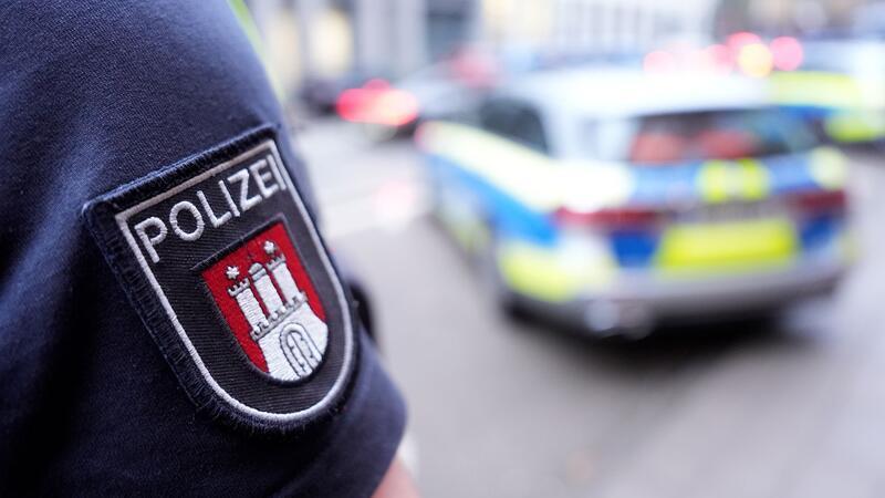 Demnach sollen auch ein Funkgerät und die Dienstwaffe des Beamten in dem Rucksack gewesen sein. (Symbolbild)