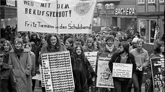 Hunderte Unterstützer fordern bei einer Demo in Stade 1981 ein Ende der Berufsverbote für den Stader Lehrer Fritz Tiemann und seine Kollegen.  