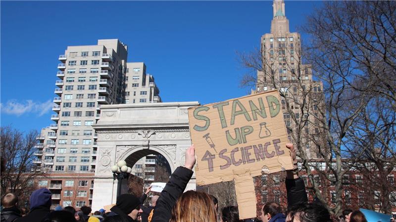 „Rettet die Wissenschaft“: US-Proteste gegen Trumps Politik Demo von Wissenschaftlern gegen Kürzungen.