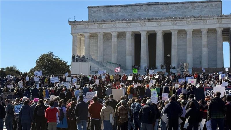„Rettet die Wissenschaft“: US-Proteste gegen Trumps Politik Demo von Wissenschaftlern gegen Kürzungen.