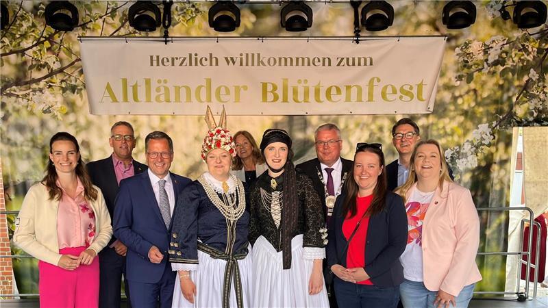 Tausende jubeln neuer Altländer Blütenkönigin Ella beim Corso in Jork zu Demokraten und Royalisten: Politiker nehmen Königin Ella Weilert und ihre Vorgängerin Linn Schuback in ihre Mitte.