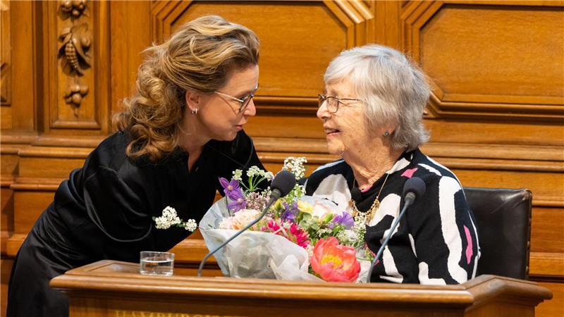 „Demokratie ist zerbrechlich„, warnt die Holocaust-Überlebende Helga Melmed (r) bei einer Gedenkstunde, Parlamentspräsidentin Carola Veit (l) sieht Demokratien bereits bedroht.