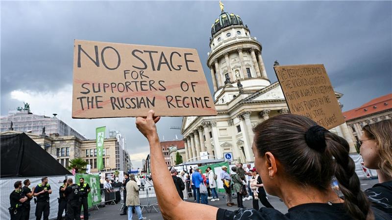Proteste gegen Netrebko-Konzert in Berlin Demonstranten am Gendarmenmarkt protestierten gegen den Auftritt der Starsopranistin Anna Netrebko beim Musikfestival „Classic Open Air“.