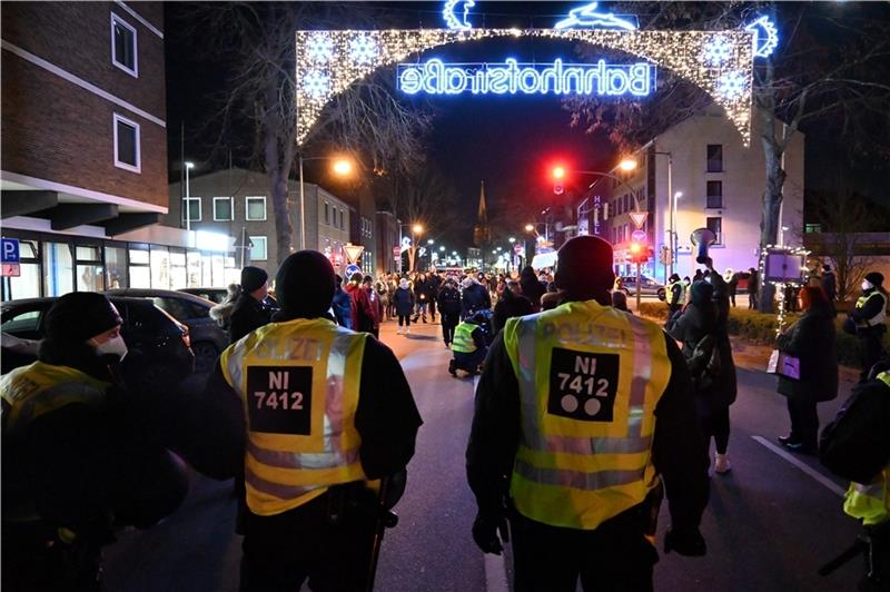 Demonstranten auf der Bahnhofstraße in Buxtehude. Foto: Beneke