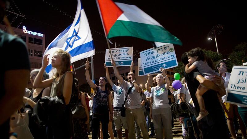 Zwei-Staaten-Lösung: Warum hat es bisher nie geklappt? Demonstranten bei einer Friedensdemonstration in Tel Aviv. (Archivbild)