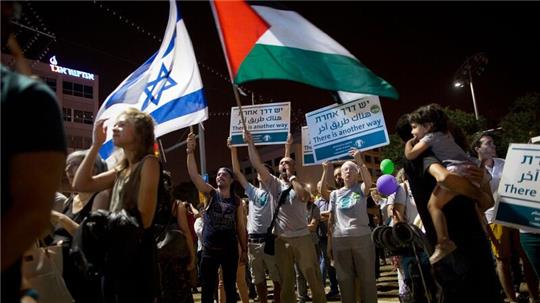 Demonstranten bei einer Friedensdemonstration in Tel Aviv. (Archivbild)