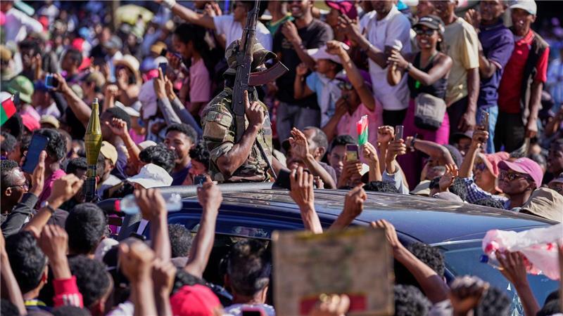 Demonstranten bejubeln Angehörige des Militärs auf Madagaskar, als diese den Sturz des Präsidenten ankündigen.