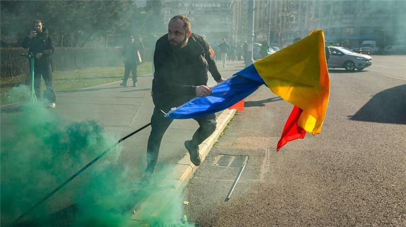 Demonstranten durchbrechen Polizeikette vor Regierungssitz in Bukarest.