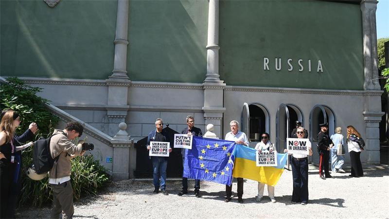 EU stellt Unterstützung für Kunstbiennale in Venedig ein Demonstranten erinnern im Mai vor dem russischen Pavillon an den Angriffskrieg Russlands gegen die Ukraine. (Archivbild)