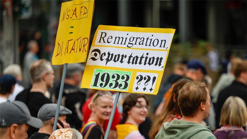 Demonstranten erinnern mahnend an die Anfänge der Nazis in Deutschland.