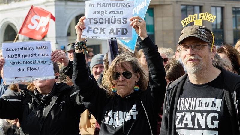 Demonstranten fordern, dass die AfD verfassungsrechtlich überprüft wird.