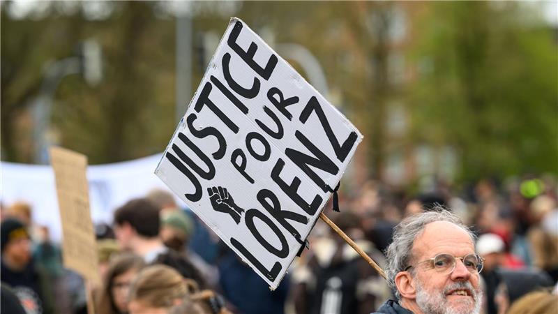 Demonstranten forderten bei der Kundgebung Gerechtigkeit und Aufklärung. 