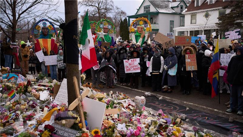 Demonstranten gedenken der erschossenen Renee Good.
