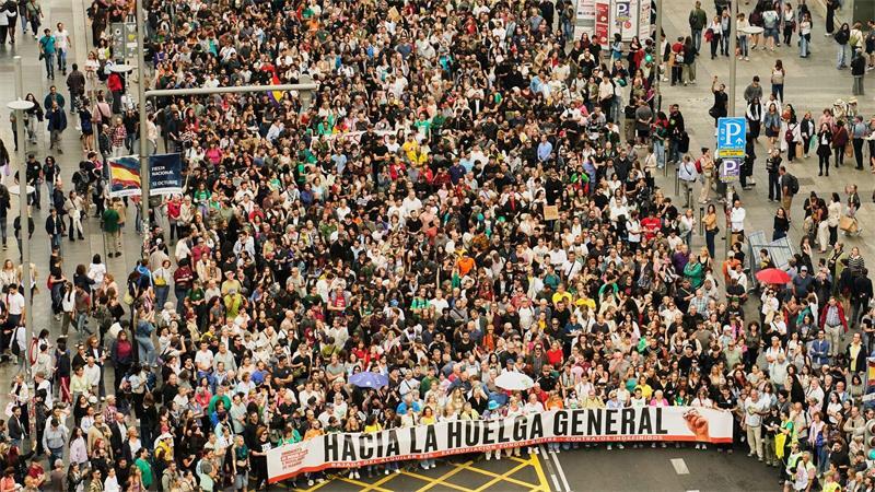 Demonstranten gehen in Madrid gegen hohe Mieten auf die Straße. In Spanien protestierten Zehntausende gegen Wohnungsnot. 